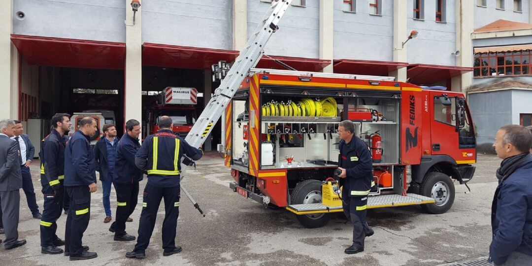 Bomberos de Jaén en una charla práctica celebrada en el Parque de Bomberos.