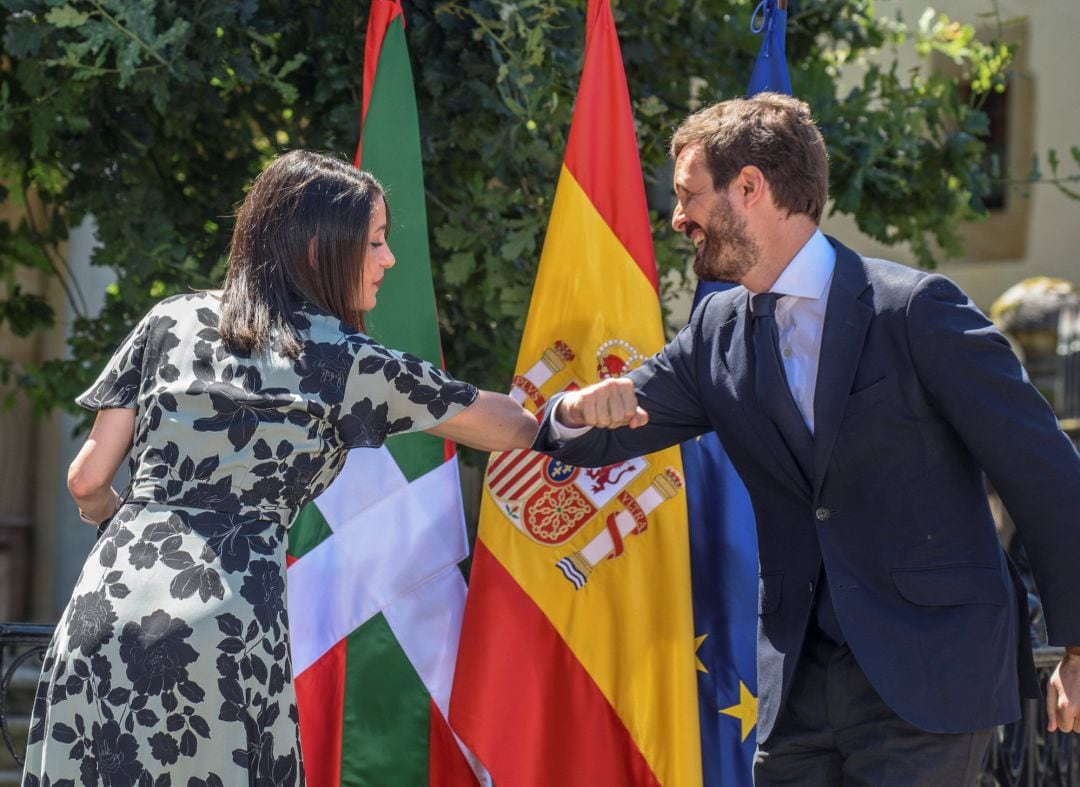 La presidenta de Ciudadanos, Inés Arrimadas; y el presidente del Partido Popular, Pablo Casado, se saludan con el codo durante el acto central de campaña de la coalición PP+C´s en la Casa de Juntas de Gernika. En Guernika, Vizcaya, País Vasco (España) a 5 de julio de 2020.