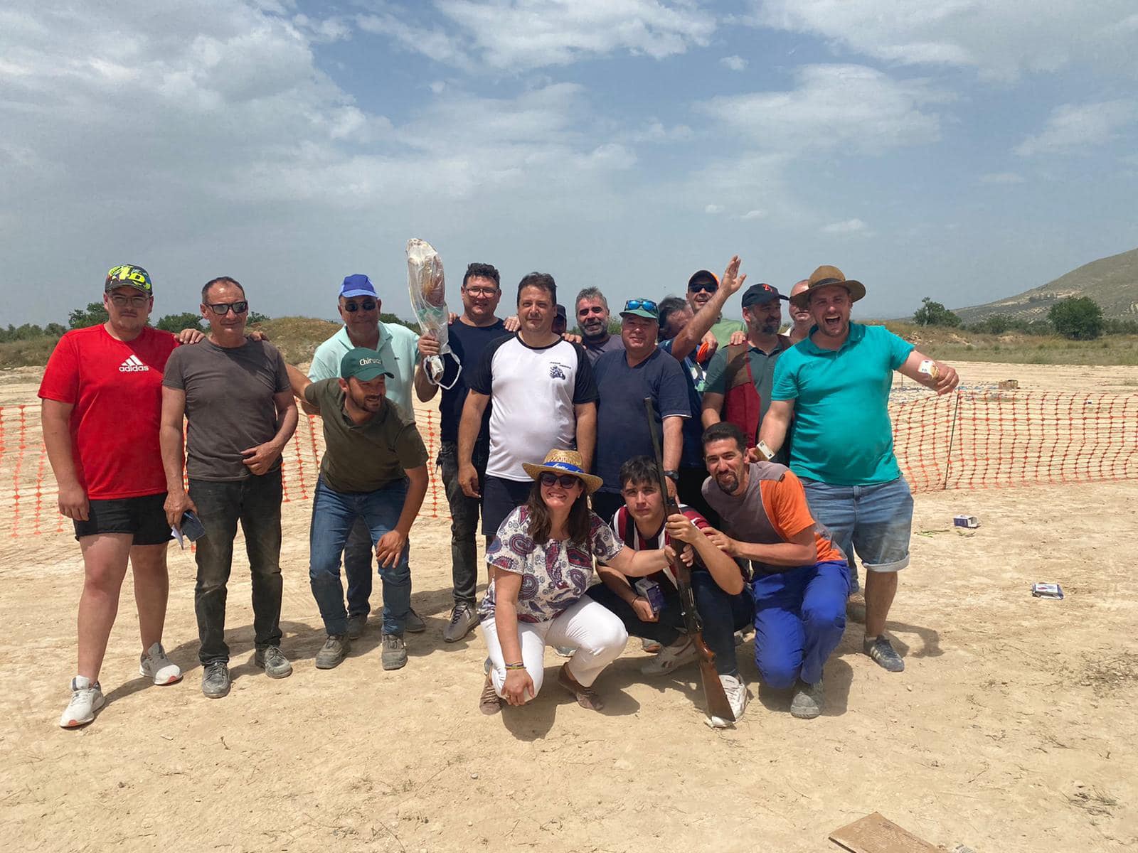 La alcaldesa de Jódar, Mª Teresa García, posa con algunos de los participantes en la Tirada al Plato, el pasado sábado