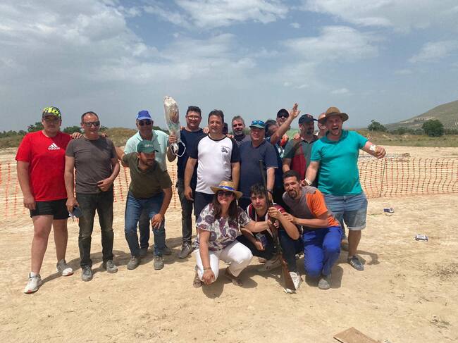 La alcaldesa de Jódar, Mª Teresa García, posa con algunos de los participantes en la Tirada al Plato, el pasado sábado