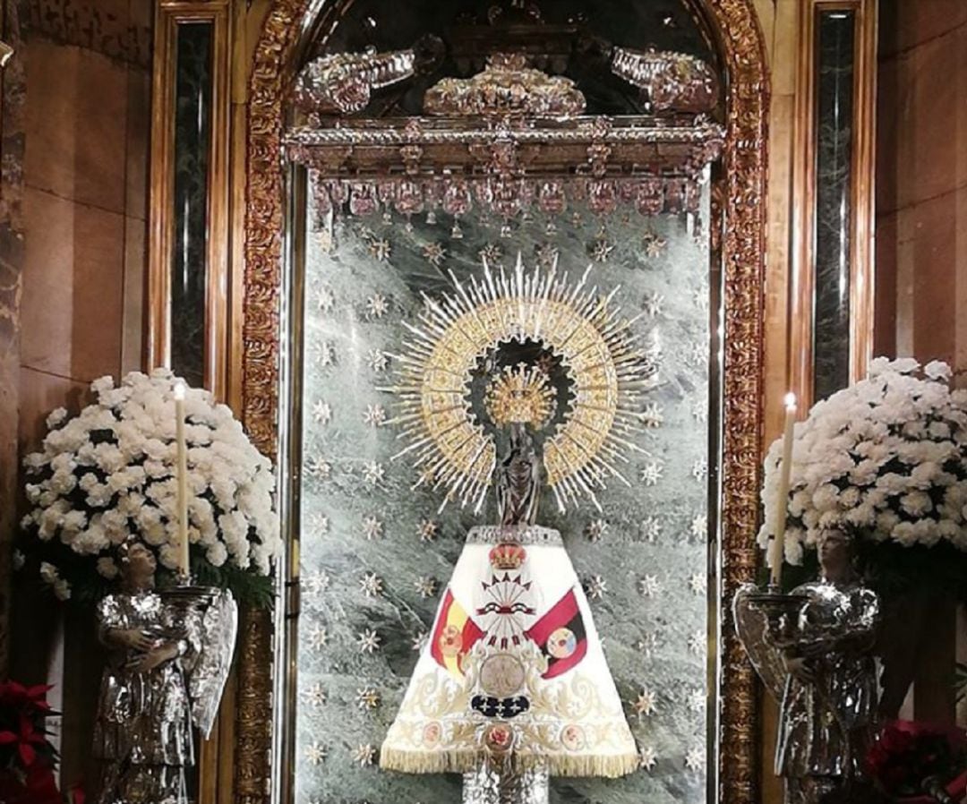 La Virgen del Pilar con el manto de Falange