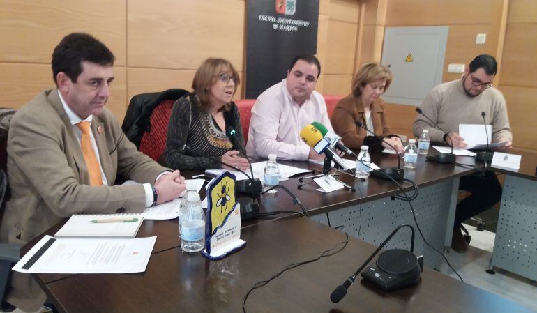 Entrega del distintivo al Ayuntamiento de Martos