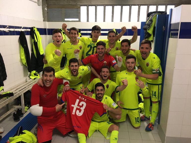 Los jugadores del Elche CF Sala celebran la victoria ante el Noia