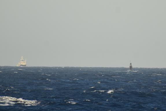 Momento en el que la fragata &#039;Santa María&#039; intercepta a un submarino ruso en aguas españolas