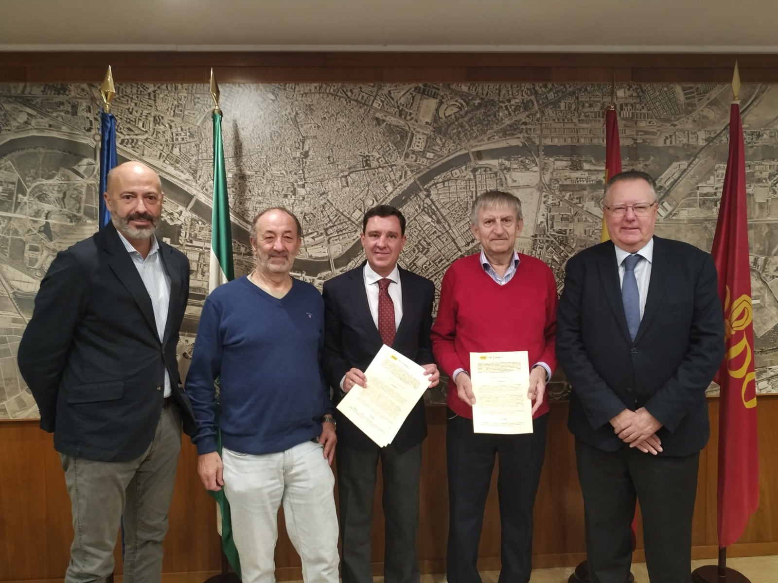 De izquierda a derecha, Fernando Vázquez, gerente de Urbanismo; fray Javier Rodríguez, párroco de San Jacinto; Juan de la Rosa, delegado de Urbanismo, Patrimonio, Vivienda, Identidad Urbana y Edificios Municipales; Hilario Provecho, administrador de la Orden de Predicadores (Dominicos) Provincia de Hispania; y Pedro Ruiz, asesor jurídico de la Orden.