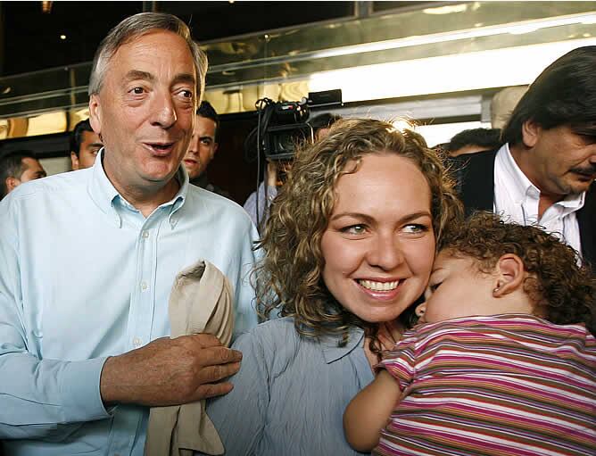 El ex presidente argentino, Ernesto Kirchner, junto a Patricia Perdomo, hija de una de las congresistas colombianas secuestradas por las FARC