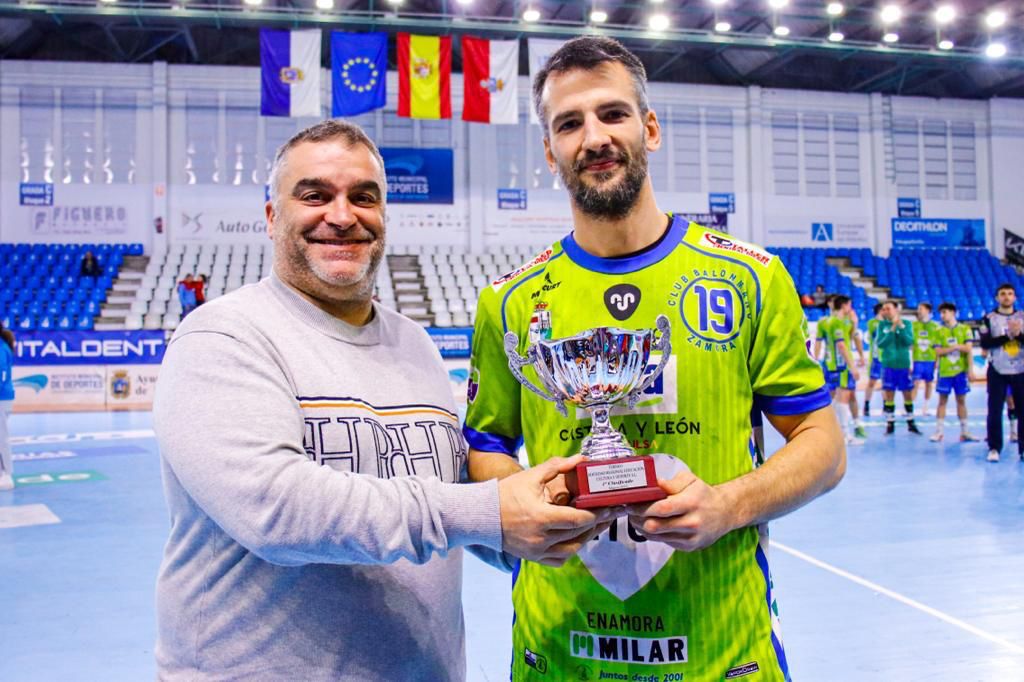 Guille recoge el trofeo de vencedores