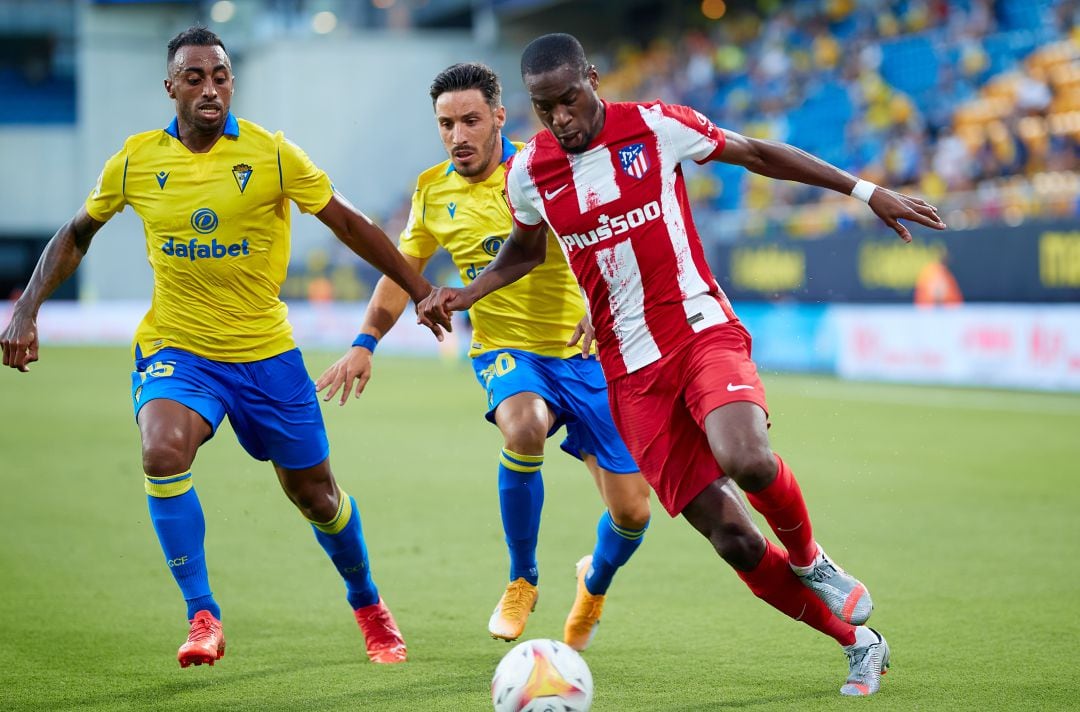 Kondogbia trata de zafarse de dos defensores