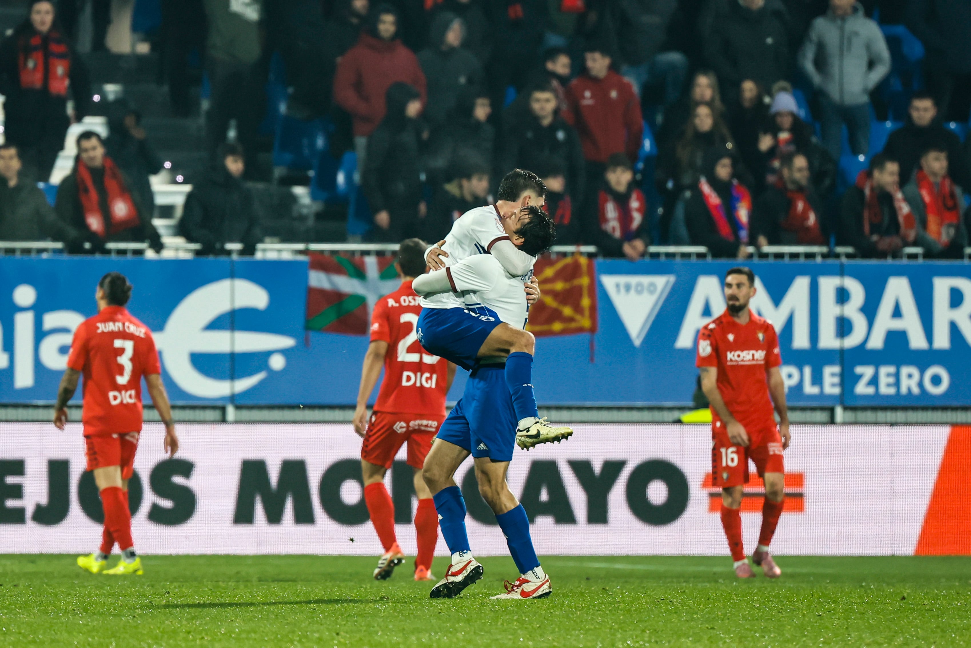 Los jugadores del CD Ebro celebran el primero de sus goles a Osasuna durante la eliminatoria de la Copa del Rey en el Ibercaja Estadio de Zaragoza