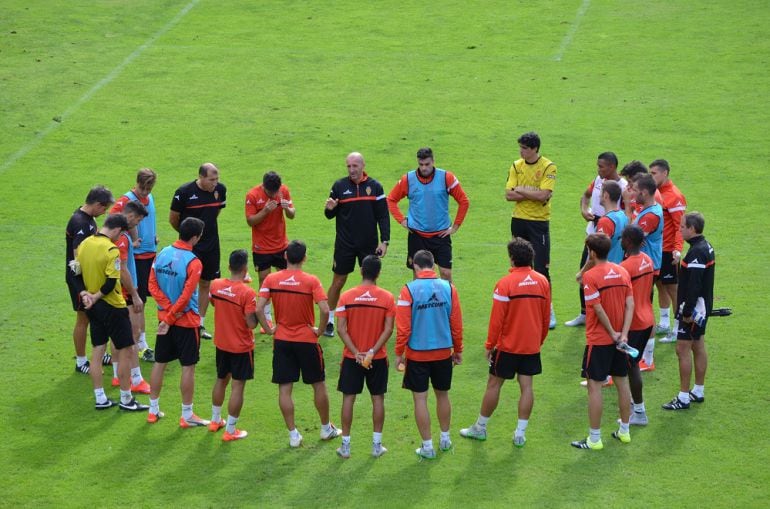 Ranko Popovic dando instrucciones a sus futbolistas en el entrenamiento que el Real Zaragoza ha realizado en La Romareda