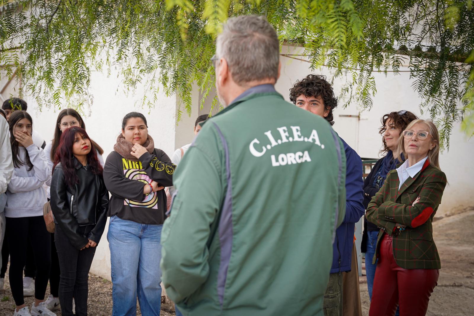 Alumnos del IES Ibáñez de Lorca visitan el CIFEA para conocer la cabra murciano‑granadina.