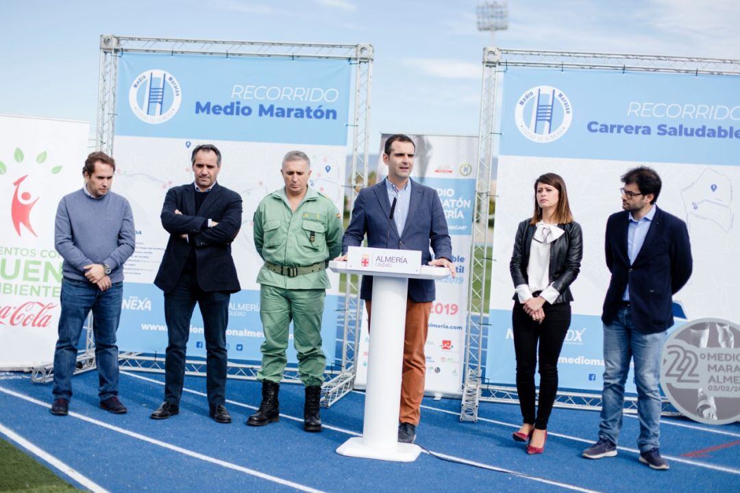 El alcalde de Almería presenta el evento en las pistas del Mediterráneo.