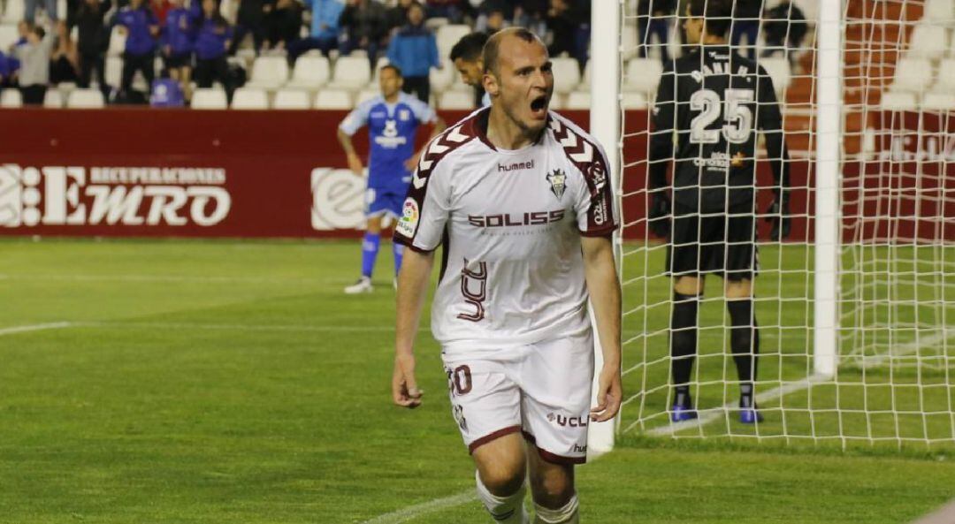 Zozulia celebra un gol con el Albacete