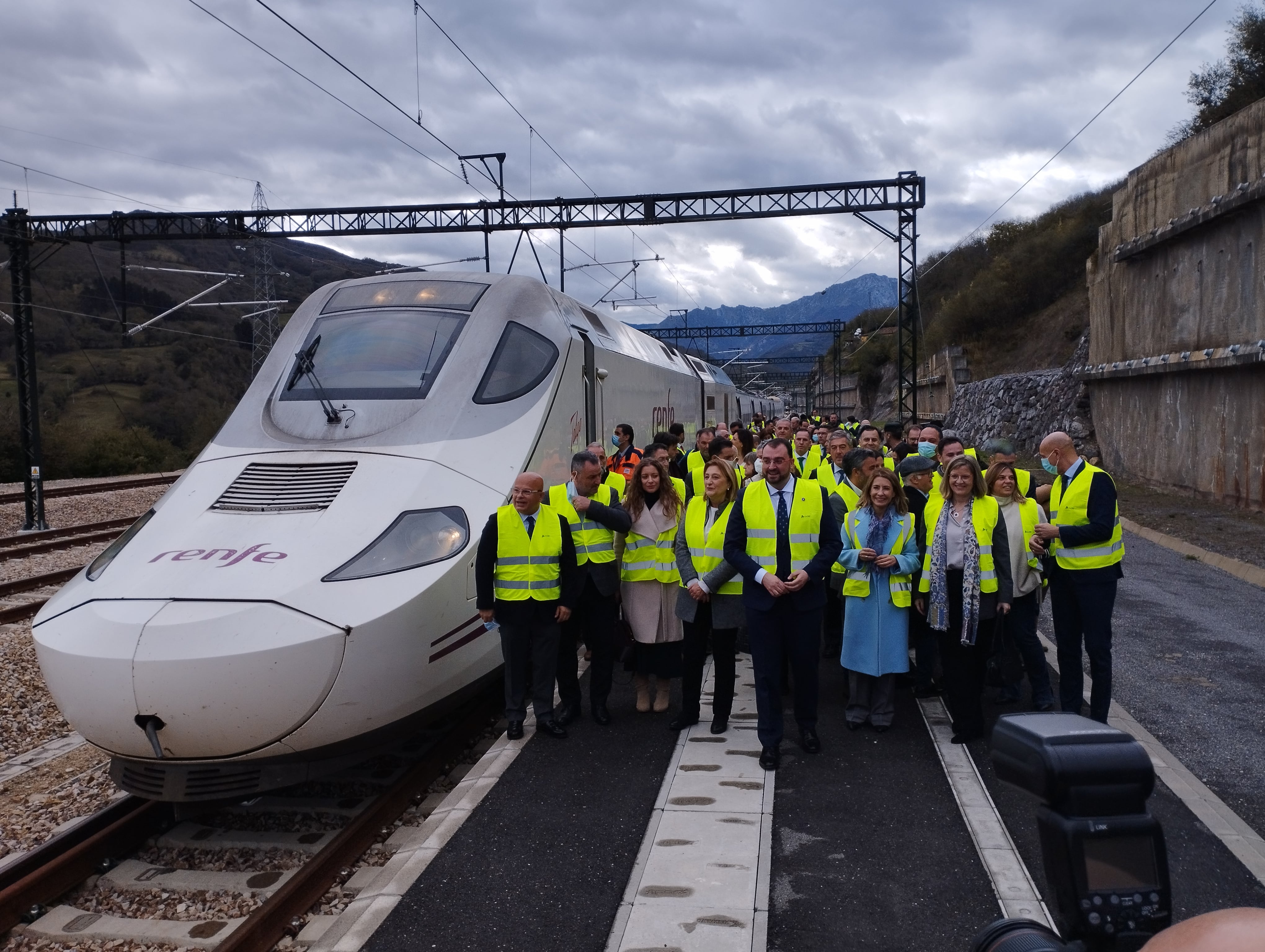 La ministra de Transportes y el presidente del Principado encabezan la comitiva en el primera viaje en un tren de altas prestaciones por el túnel entre La Robla y Campomanes, el pasado mes de noviembre.