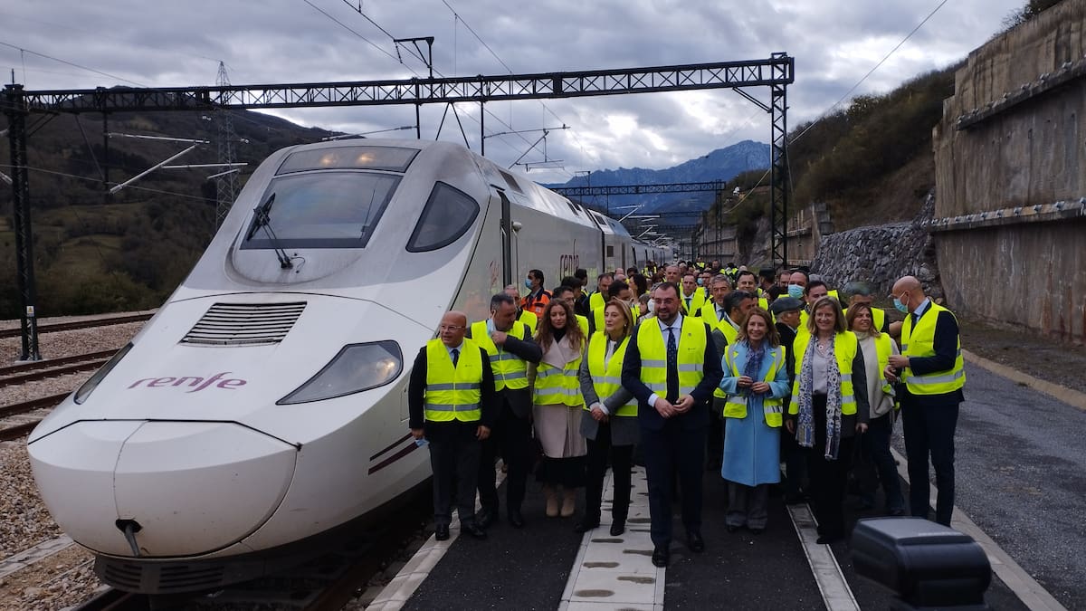 La circulación del primer tren eléctrico por el túnel de Pajares anticipa la llegada del AVE y “el fin del aislamiento”, proclama Barbón