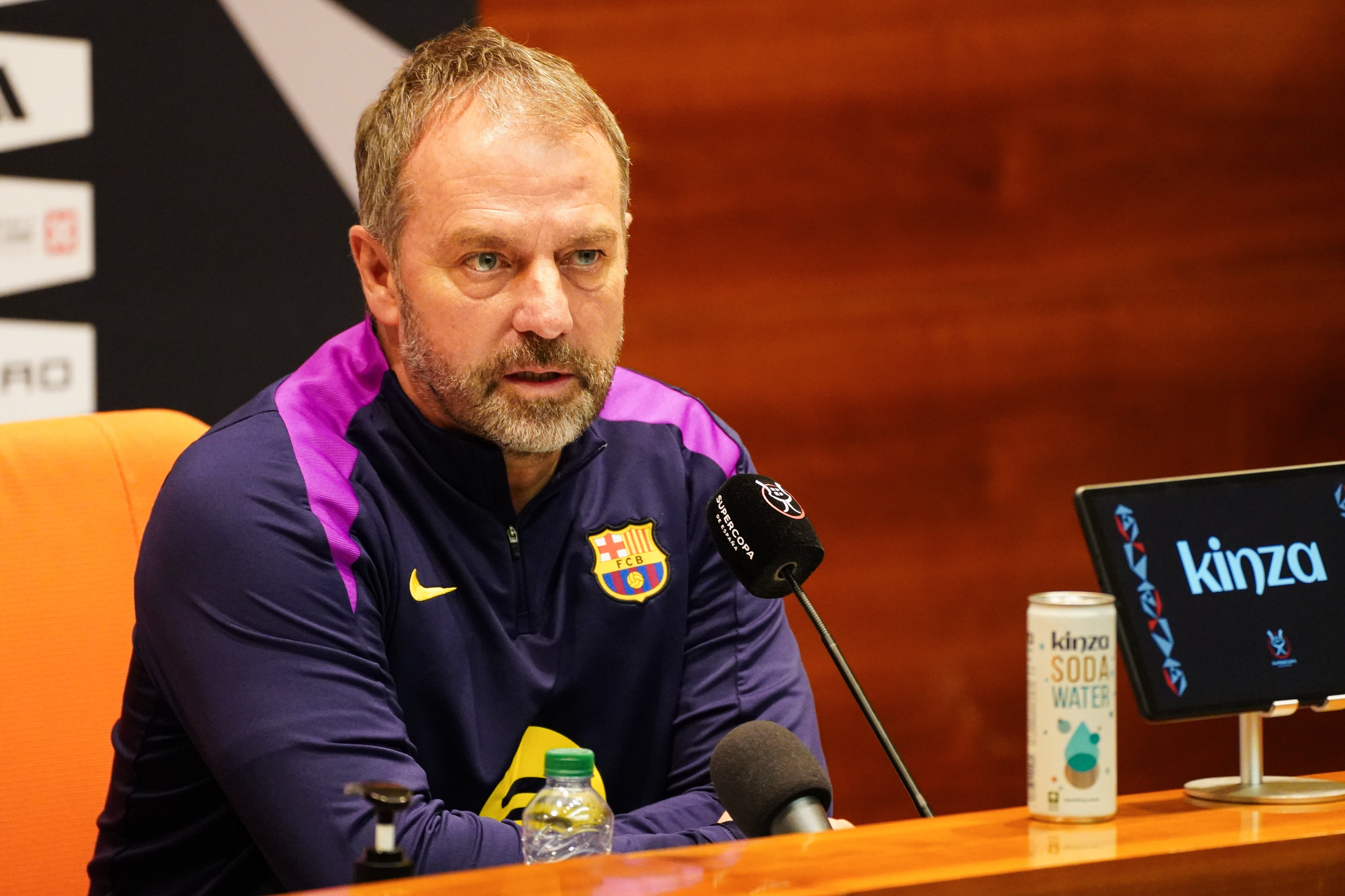 Hansi Flick atiende a los medios de comunicación durante la Supercopa de España