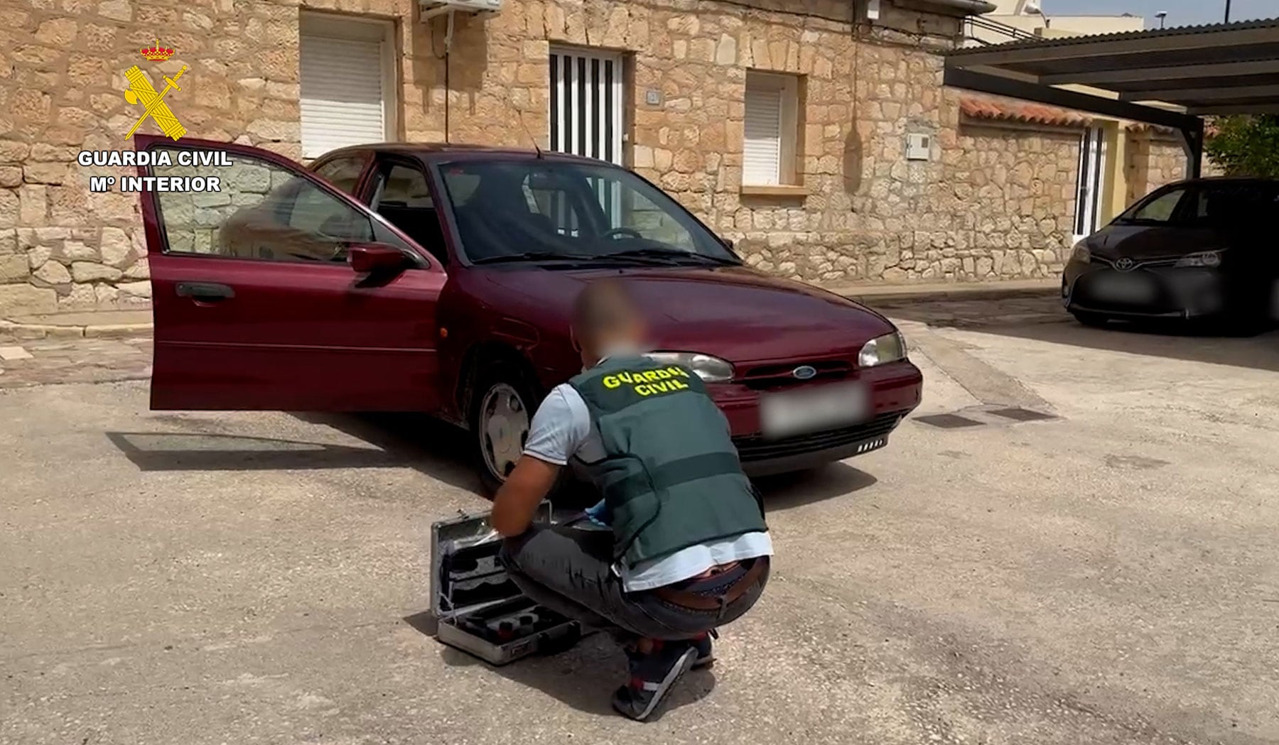 Un componente de la Guardia Civil inspecciona el vehículo de los detenidos