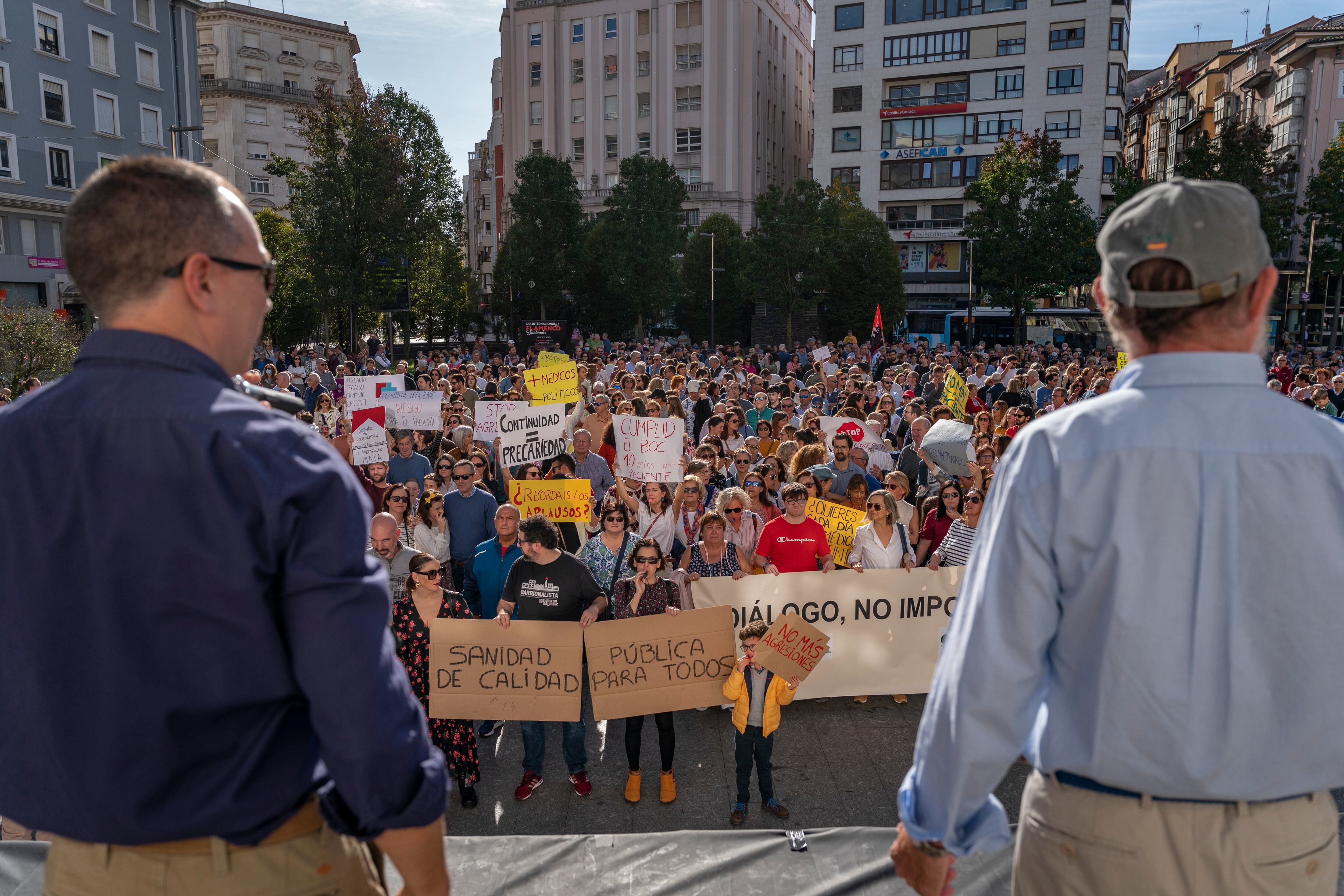 GRAF409. SANTANDER, 13/11/2022.- Cientos de personas han llenado este domingo la Plaza del Ayuntamiento de Santander convocadas por el Sindicato Médico de Cantabria para exigir, junto a los profesionales, una Atención Primaria de calidad, sobre todo, unas agendas que permitan dedicar al menos diez minutos a cada paciente. EFE/ Román G. Aguilera