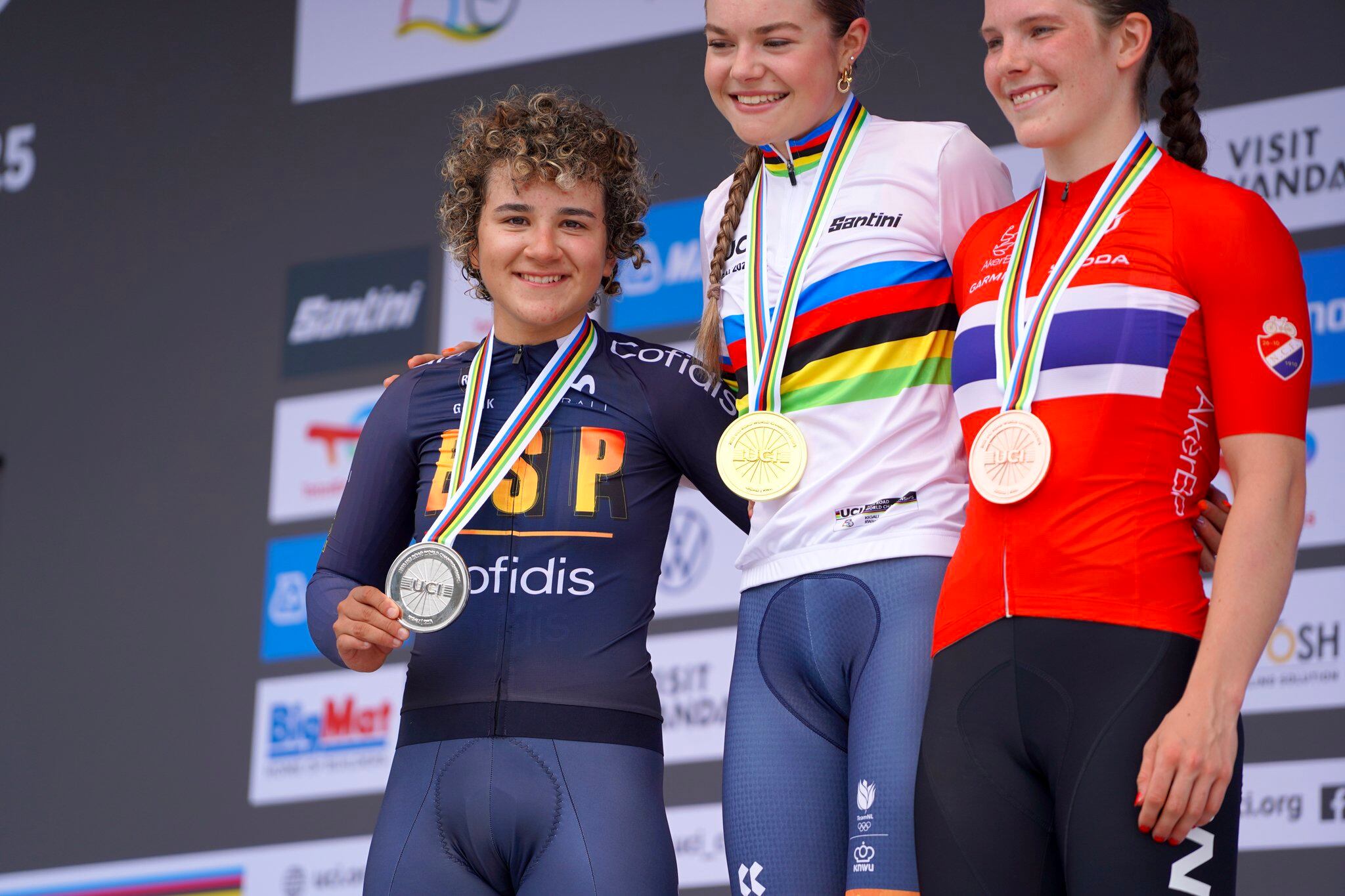 Paula Ostiz en el podio del mundial de Kigali con su medalla de plata