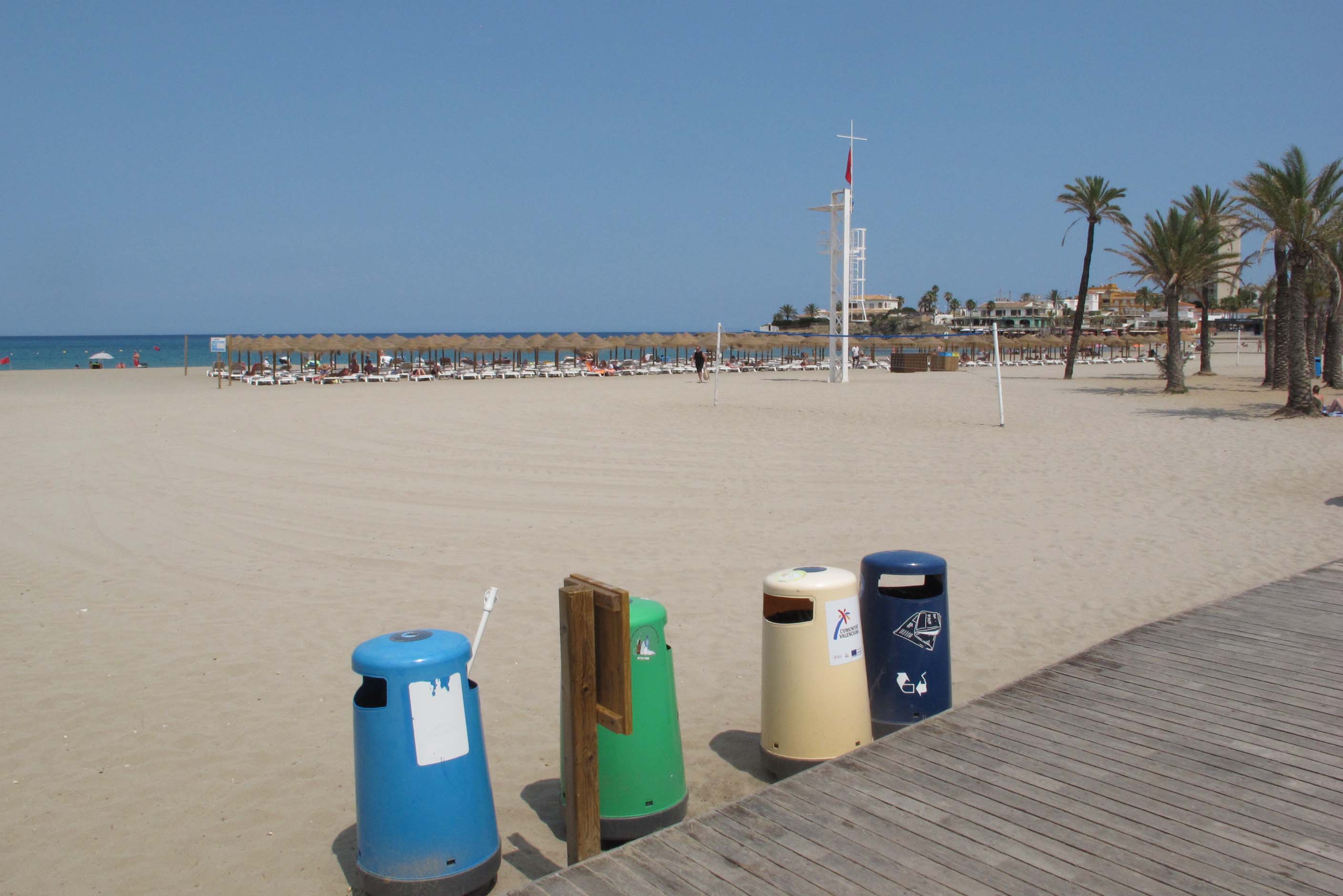 Imagen de la playa del Arenal de Xàbia, ayer, cuando ondeaba la bandera roja.