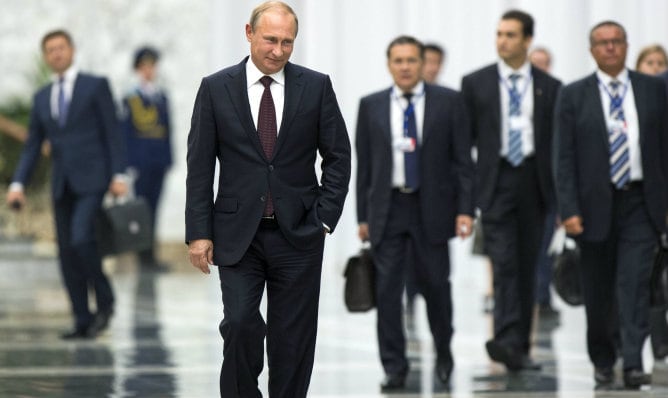 El presidente ruso, Vladimir Putin, a su llegada a una rueda de prensa tras conversar con el presidente ucraniano Petro Poroshenko en Minsk en Bielorrusia