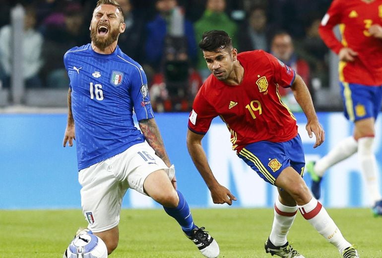 Diego Costa zancadillea a De Rossi