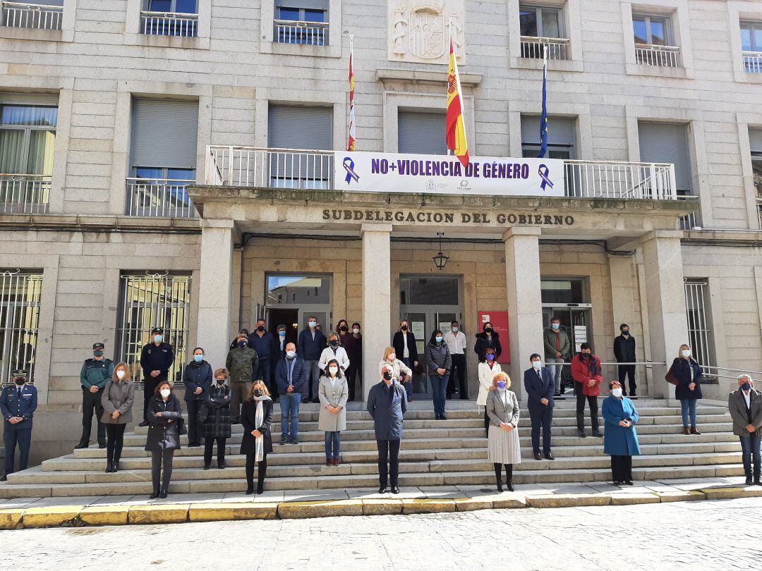 Minuto de silencio a las puertas de la Subdelegación del Gobierno en Segovia