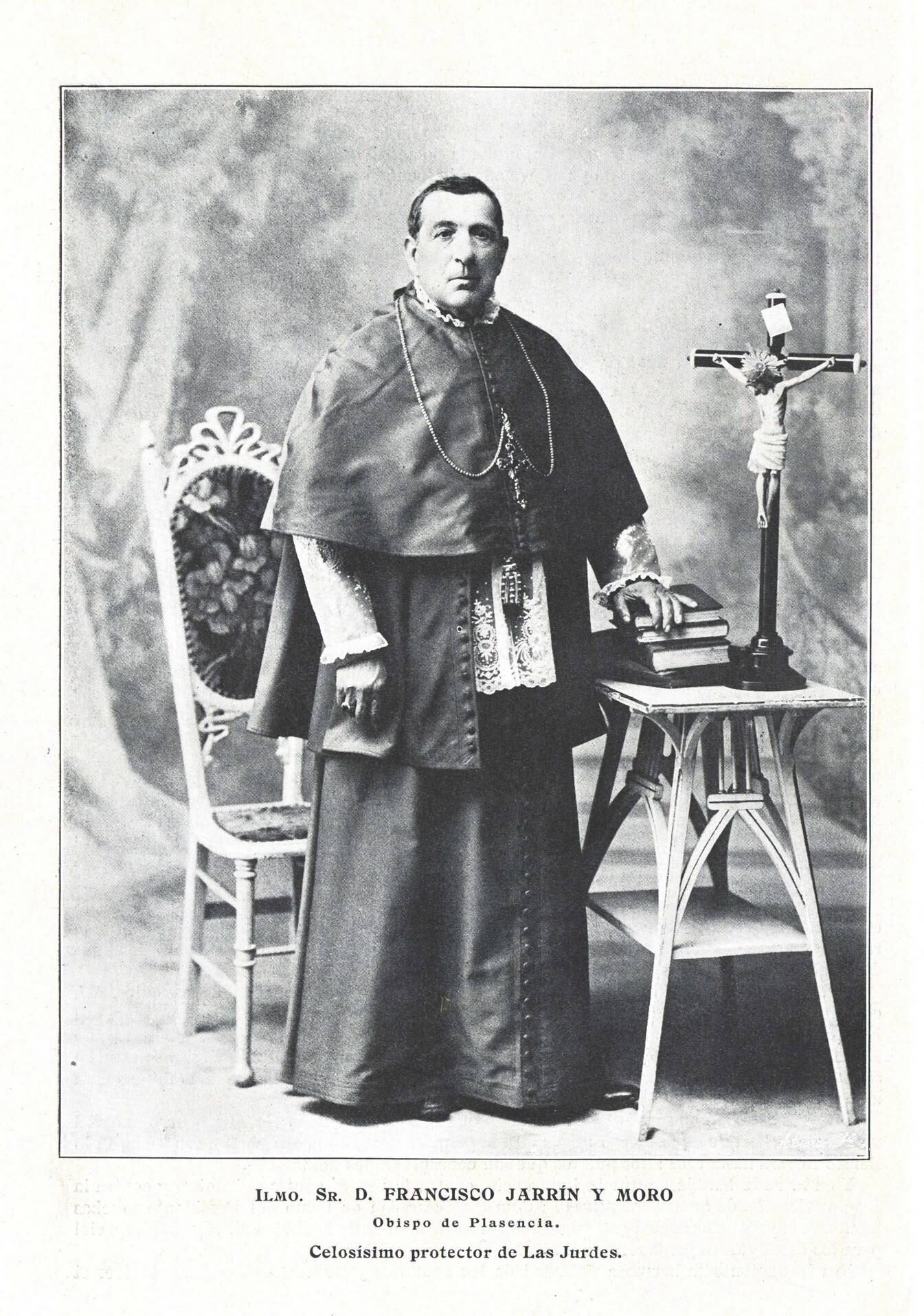 El Obispo Jarrín, obispo de Plasencia entre 1906 y 1912, portando pectoral y anillo episcopal