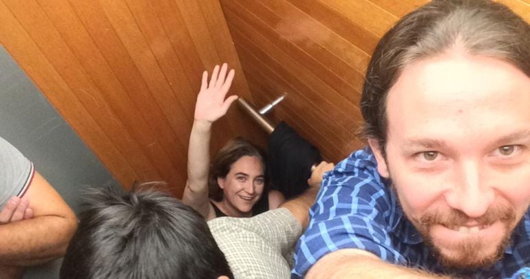 El líder de Podemos se ha hace un &#039;selfie&#039; con Ada Colau en el ascensor averiado