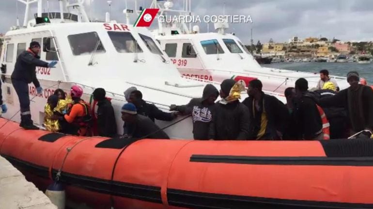 Un grupo de inmigrantes llegando al puerto de Lampedusa tras ser rescatados por la Guardia Costera en el mar Mediterráneo, entre Libia e Italia.