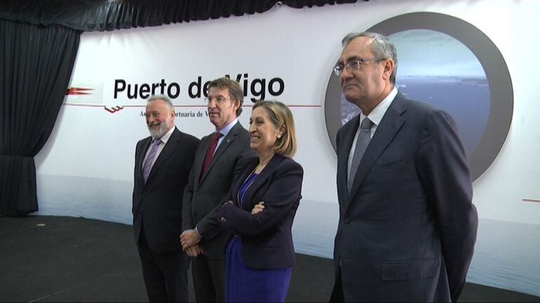 Toma de posesión de Enrique López Veiga como presidente de la Autoridad Portuaria de Vigo, junto al presidente de la Xunta de Galicia, Alberto Núñez Feijoo, la ministra de Fomento Ana Pastor y el presidente de Puertos del Estado.