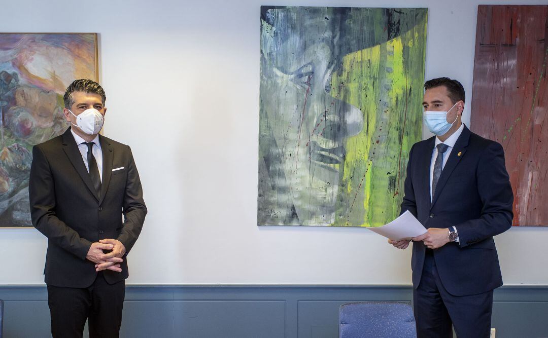 El alcalde de Burgos, Daniel de la Rosa, (dcha) junto al portavoz municipal de Ciudadanos, Vicente Marañón