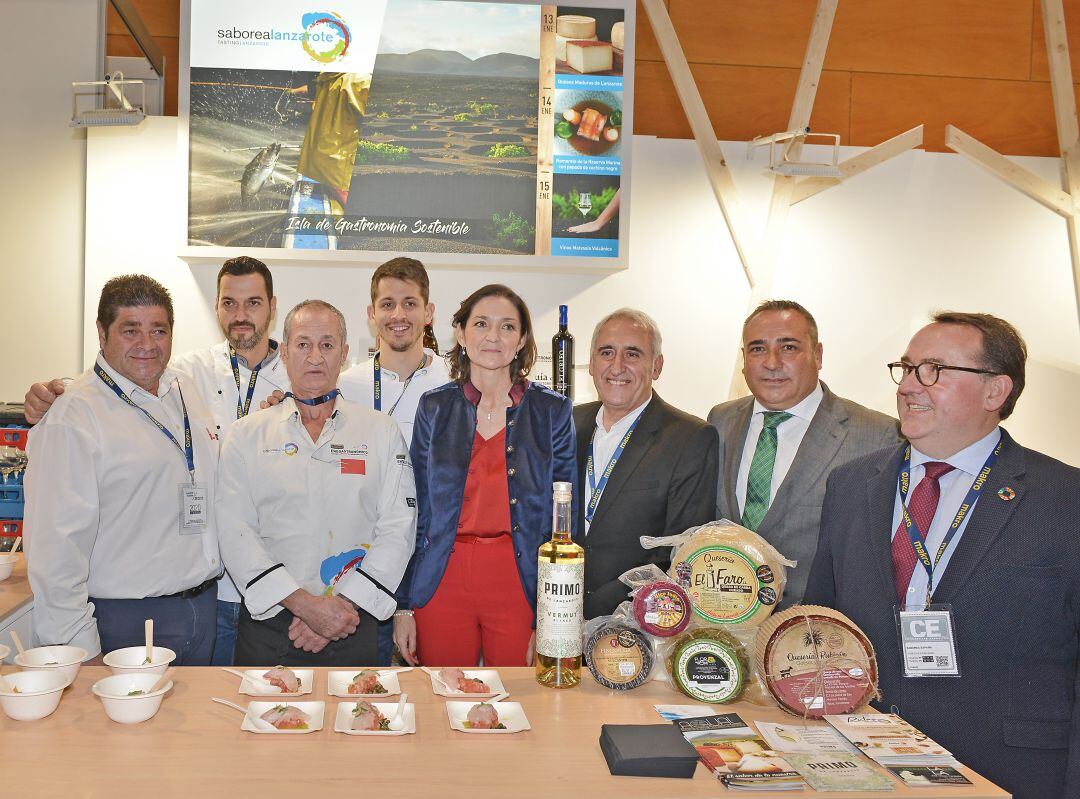 La ministra de Industria, Comercio y Turismo del Gobierno de España, Reyes Maroto con miembros de la delegación de Saborea Lanzarote.