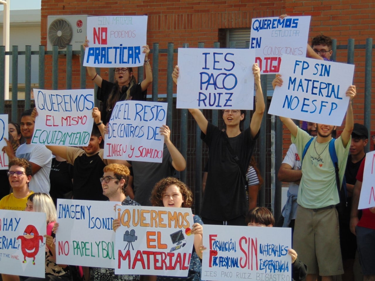 Alumnos del IES Paco Ruiz de Bigastro en una protesta para denunciar la falta de material para ciclos formativos