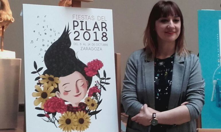 La autora ganadora, Mamen Marcén, junto a su obra "La Pili" 