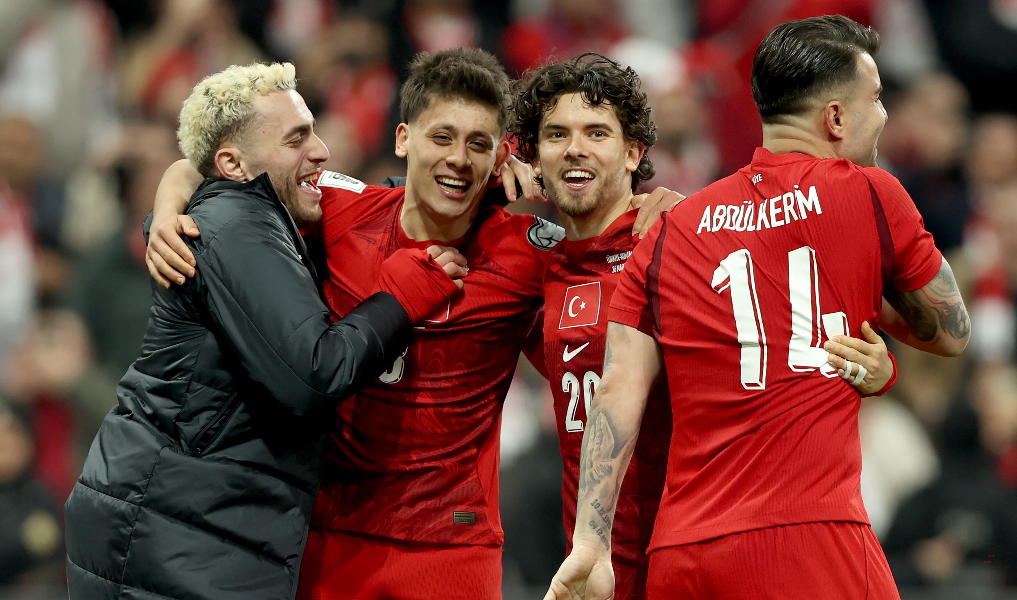 Güler y Kadioglu celebran el tanto de la victoria. EFE/EPA/TOLGA BOZOGLU