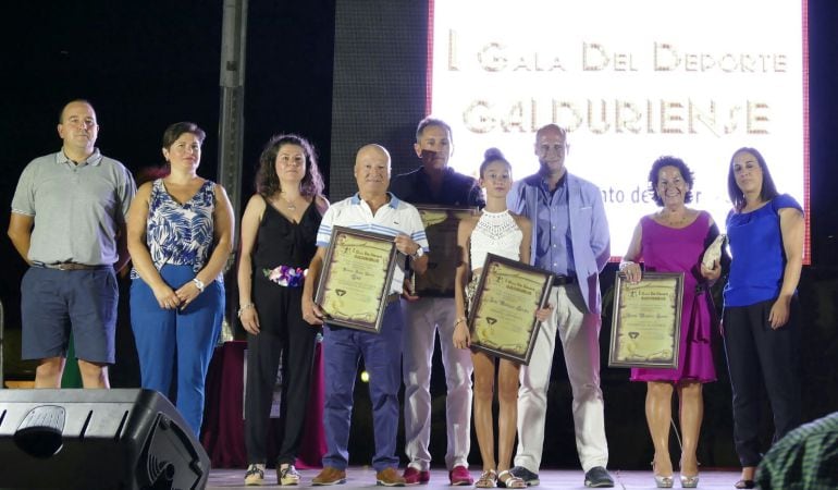 Los premiados con los concejales y Alcalde