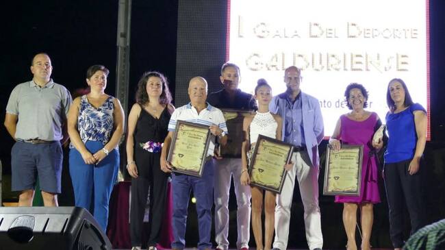 Los premiados con los concejales y Alcalde