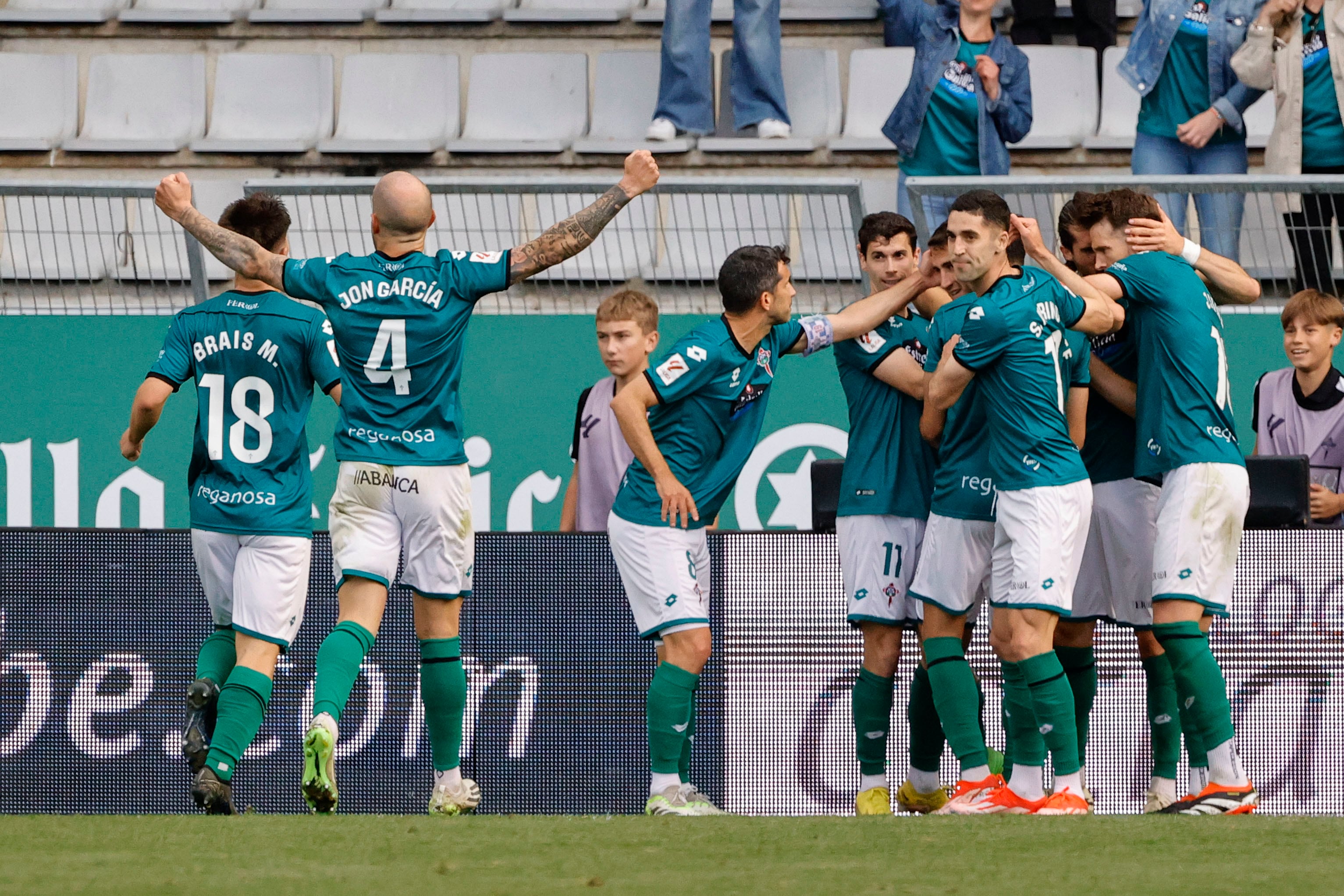 Los jugadores del Racing celebran el gol del empate ante el Leganés durante el encuentro de la jornada 41 en el estadio de A Malata (foto: EFE/Kiko Delgado)