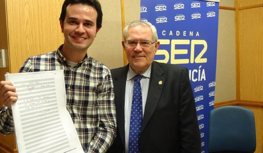 El joven compositor David Hurtado en una de sus visitas a Radio Sevilla, junto a Pepín Álvarez, exhermano mayor del Amor