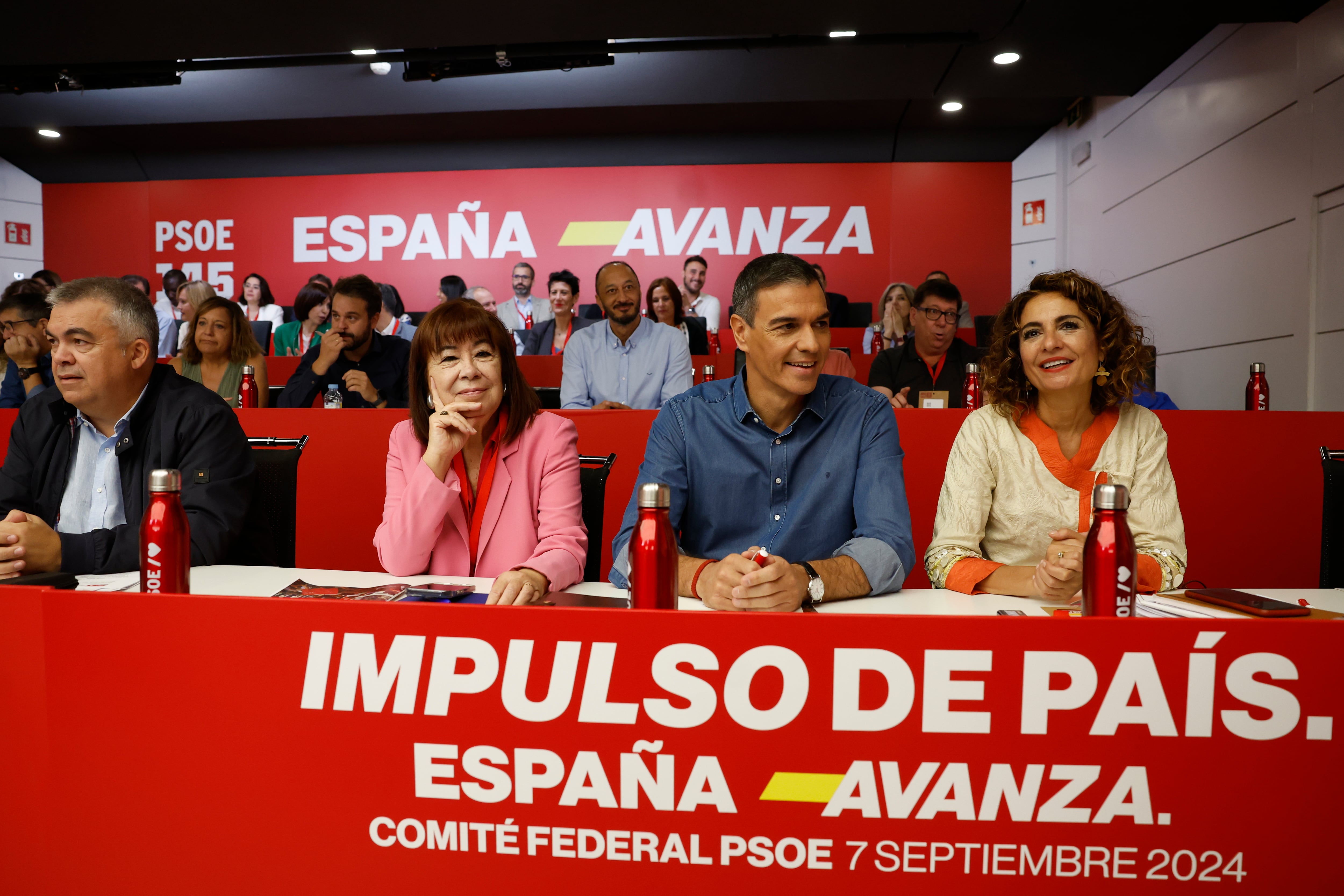 -FOTODELDIA- MADRID, 07/09/2024.- El líder socialista y presidente del Gobierno, Pedro Sánchez (2d), durante el Comité Federal del PSOE este sábado en Madrid. EFE/ Juanjo Martín
