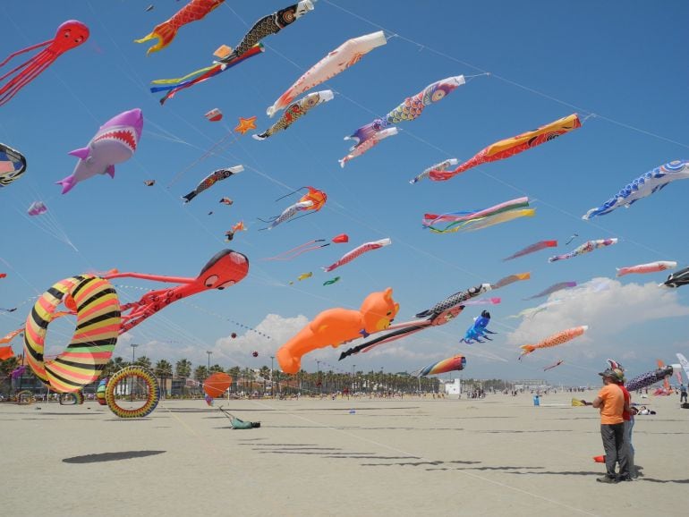 Decenas de cometas volando en la playa de Valencia