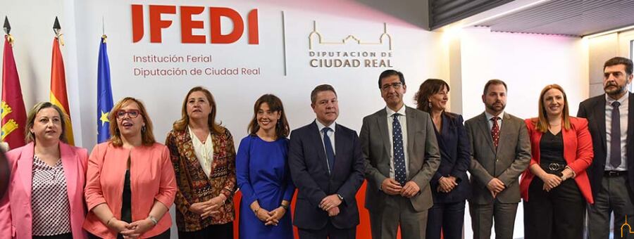 Foto de familia con las autoridades provinciales y regionales en la inauguración de IFEDI