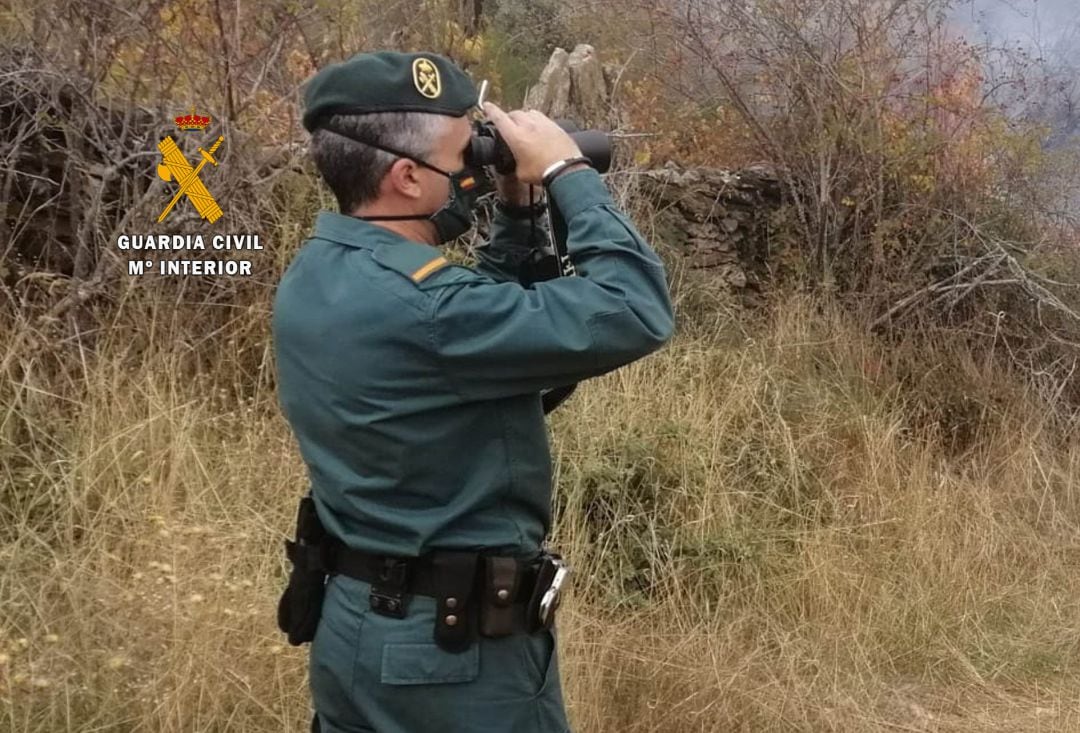 Agente de la Guardia Civil en un operativo de vigilancia de incendios