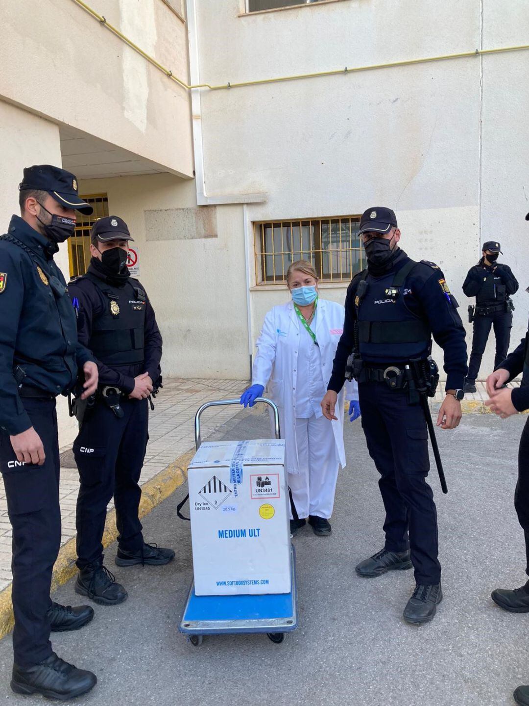 Un momento a la llegada de las vacunas a Can Misses