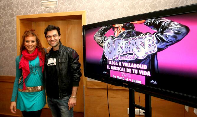 Marta Tomasa y Noli Ramos, actores de 'Grease, el musical', posan en el Teatro Calderón