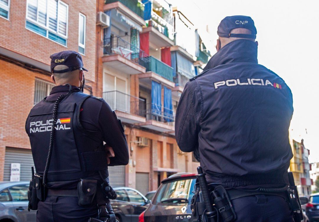 Dos agentes de la Policía Nacional.