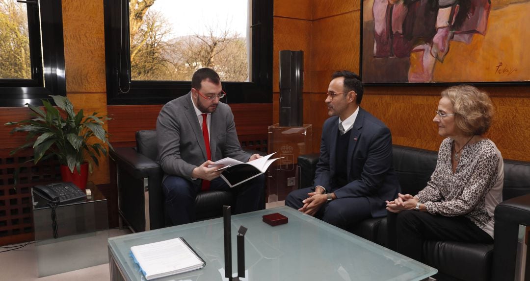 Umaña, en el centro, entre el presidente regional, Adrián Barbón y la catedrática de derecho iinternacional, Paz Andrés