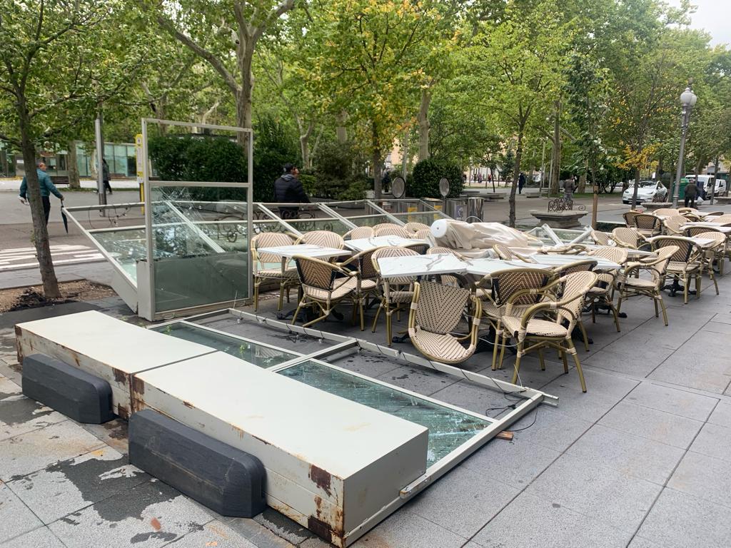 Mámparas y terrazas afectadas por el viento en la Acera de Recoletos
