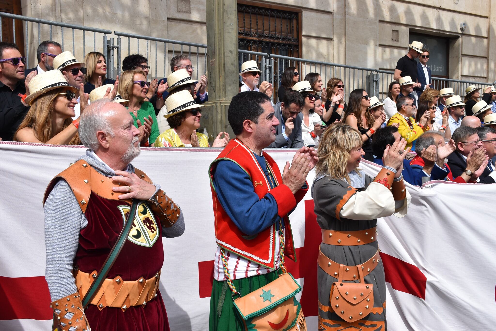 Juan José Olcina, presidente de la Asociación de San Jorge; Antonio Francés, alcalde de Alcoy y Carol Ortiz, edil de Fiestas, viendo la Entrada Cristiana desde la tribuna de autoridades.